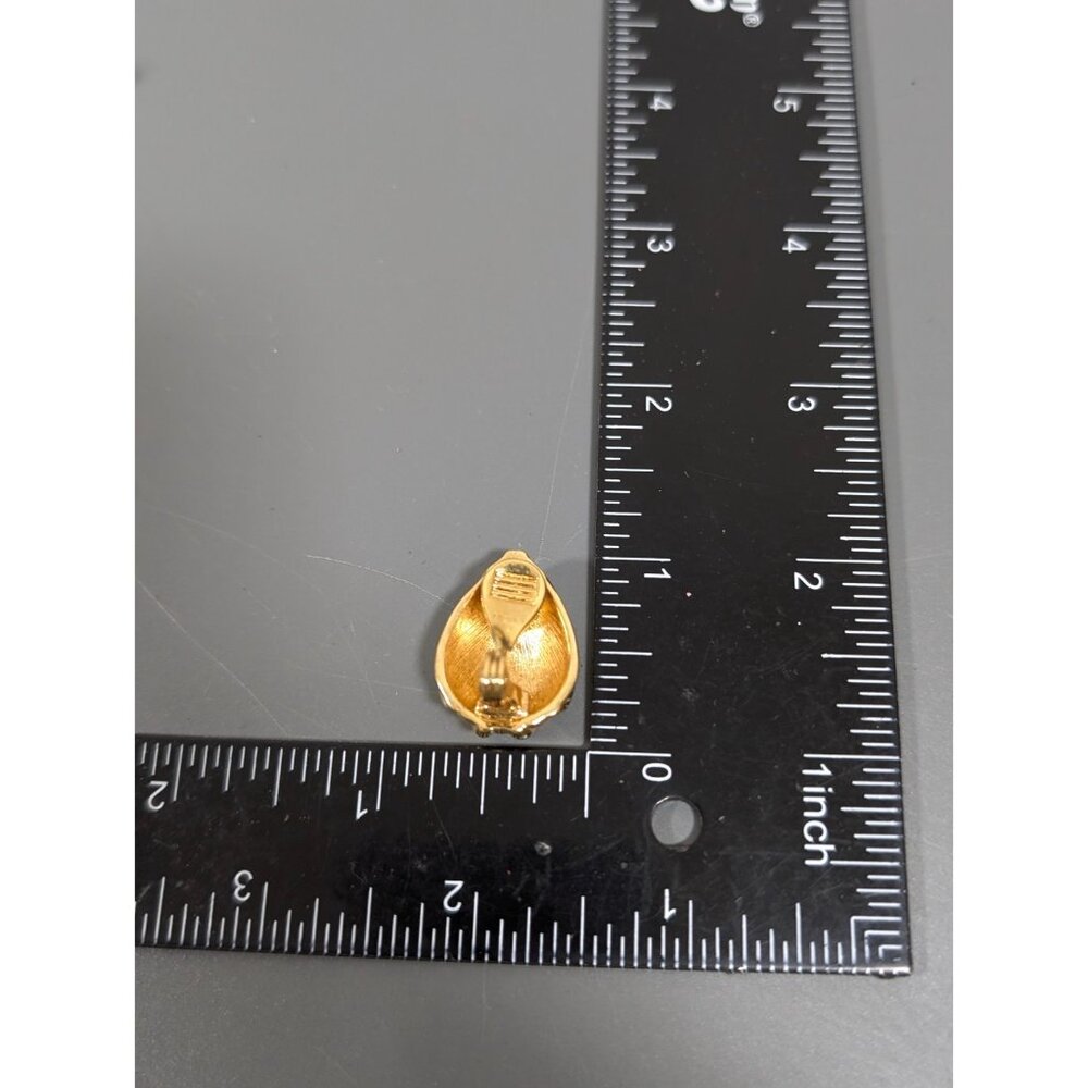 VTG Monet Ribbed Texture Teardrop Clip On Earrings Gold Tone Classic‎ Statement - Picture 8 of 8